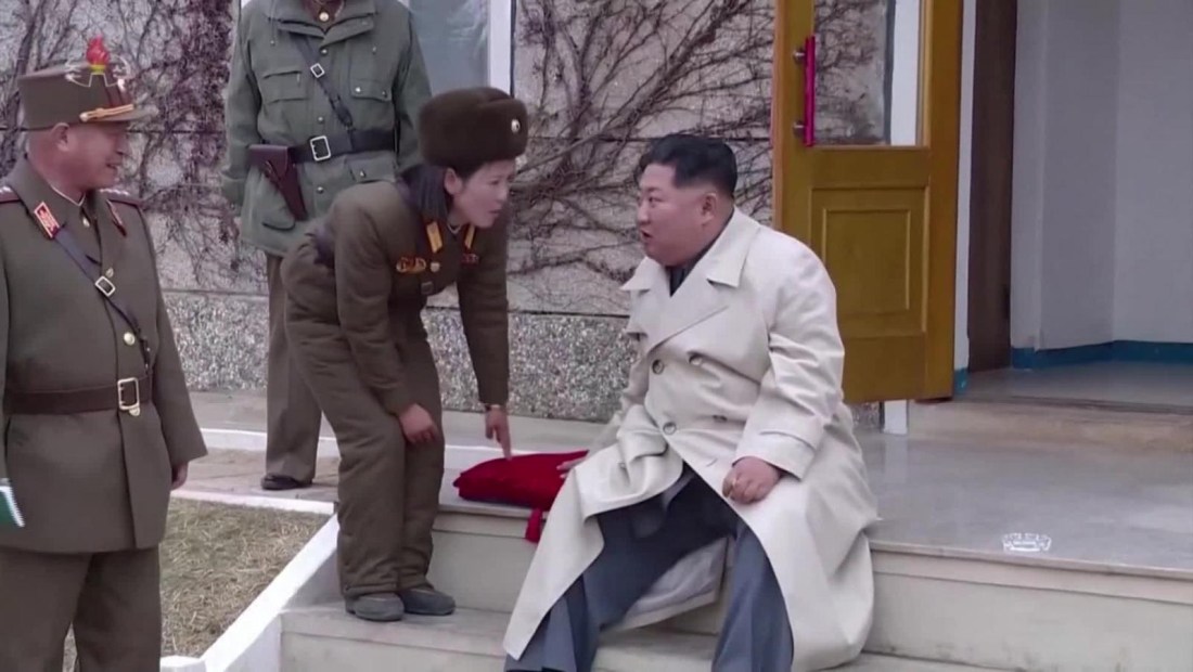 Mujeres soldados demuestran su talento ante Kim Jong Un