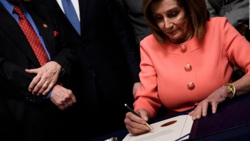 Juicio político a Trump: ¿Por qué Pelosi usó tantos bolígrafos?