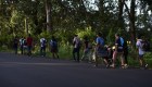 Migrantes llegan a Guatemala y siguen camino hacia México