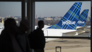 Breves económicas: Jetblue aumenta precios de equipaje