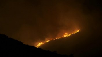 Logran sofocar incendios en Quito