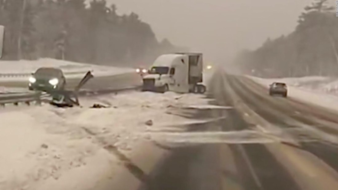 Camión gira 180 grados en carretera nevada