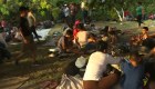Migrantes en busca de asilo aguardan en frontera con México