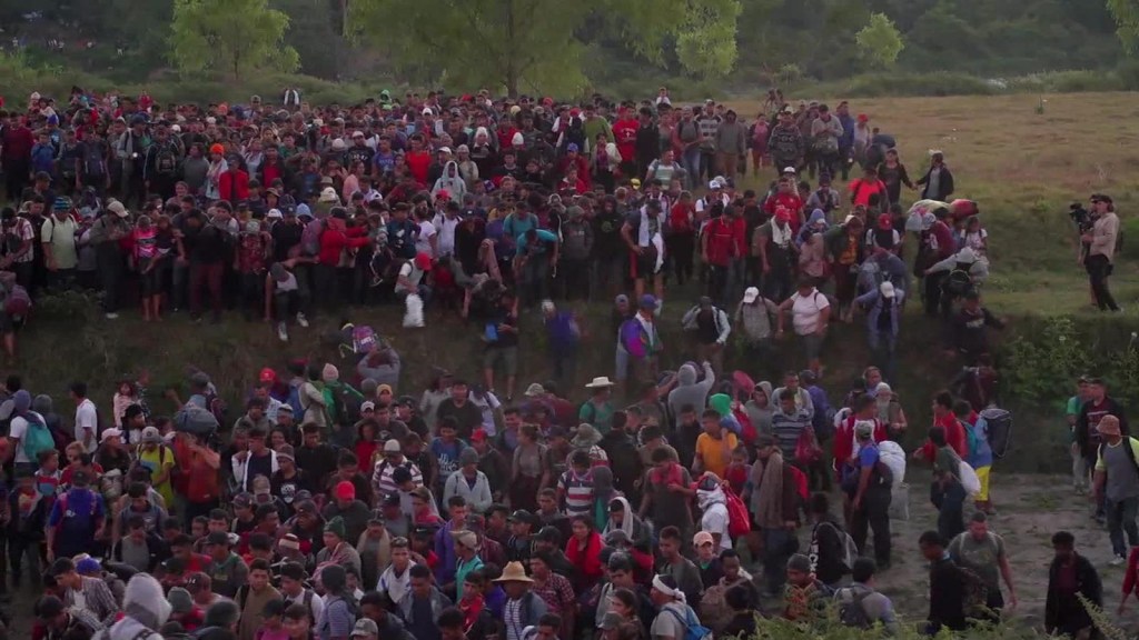 Migrantes de la caravana buscan entrar a México a escondidas