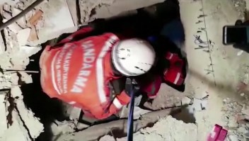 Rescatan a una niña entre los escombros en Turquía