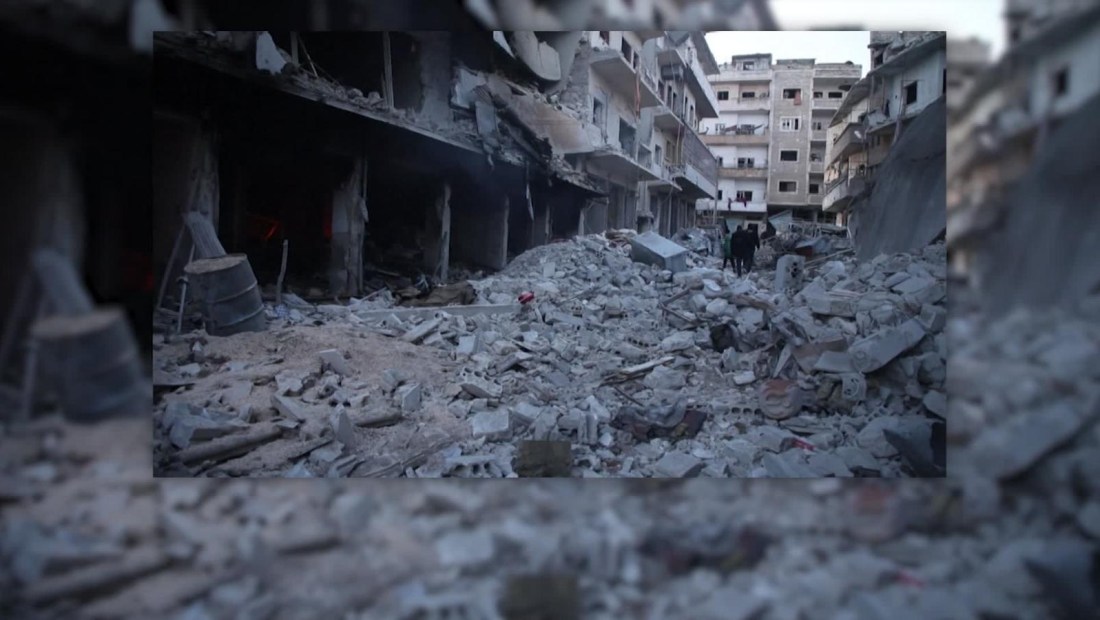 Recuperan cuerpos de las víctimas tras bombardeos en Siria