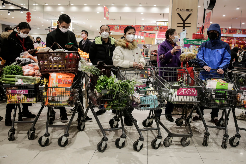 WUHAN, CHINA - JANUARY 23: (CHINA OUT)The resident wear masks to buy vegetables in the market on January 23th,2020 in Wuhan, Hubei£¬China . Flights, trains and public transport including buses, subway and ferry services have been temporarily closed and officials have asked residents told to stay in town in order to help stop the outbreak of a strain of coronavirus that has killed 17 people and infected over 500 in places as far away as the United States. This week marks the start of Chinese Lunar New Year holiday, the busiest season for Chinese travellers. (Photo by Getty Images)