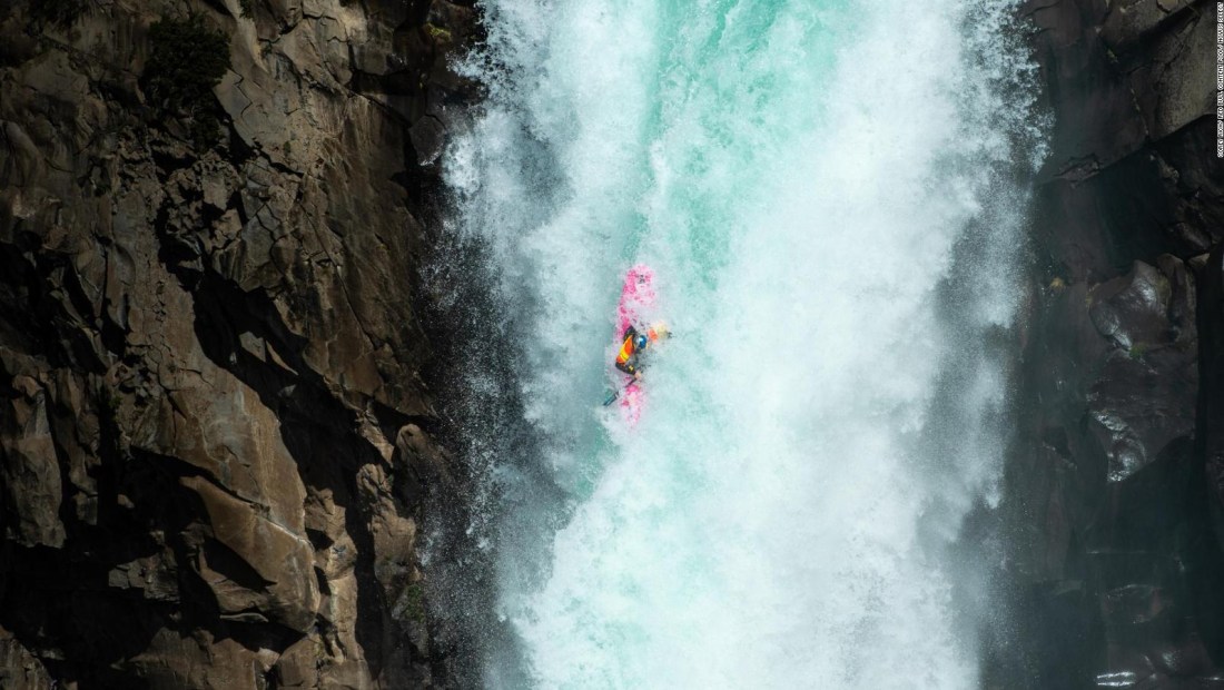 Salta con su kayak desde más de 40 metros
