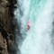 Salta con su kayak desde más de 40 metros
