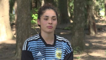 Chiara Singarella representa a Argentina en fútbol y balonmano