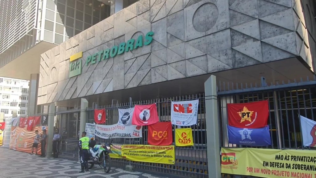 Juez suspende despidos de Petrobras tras huelgas