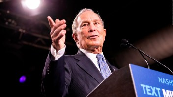 Bloomberg está gastando millones en campaña: ¿es legal?