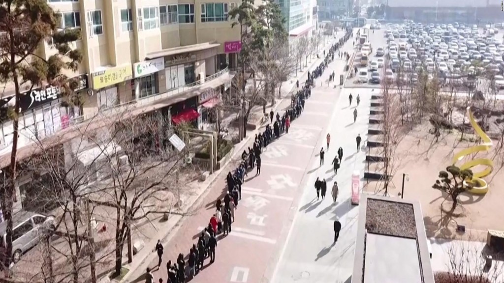 Esta enorme fila es para comprar tapabocas en Corea del Sur