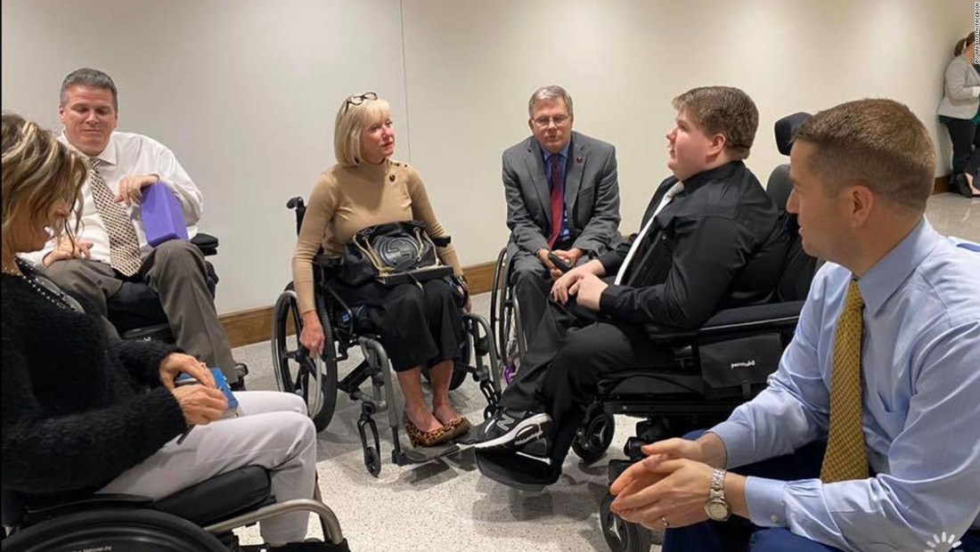 Desafió a políticos a usar una silla de ruedas por un día