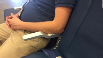 ¿Está bien reclinar tu asiento en el avión? El gran debate sobre la silla reclinada