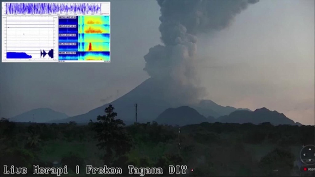 El volcán Merapi entra en erupción en Indonesia