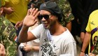 Ronaldinho es retenido e investigado en Paraguay