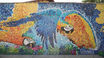Crean en Caracas un mural solo con materiales reciclados
