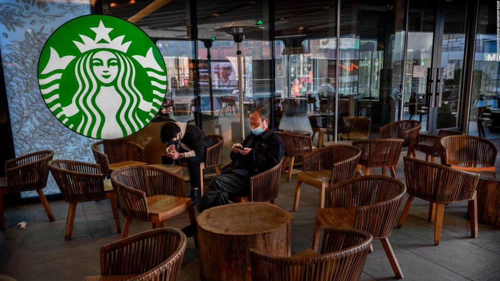 Breves económicas: Starbucks estudia modificar sus operaciones