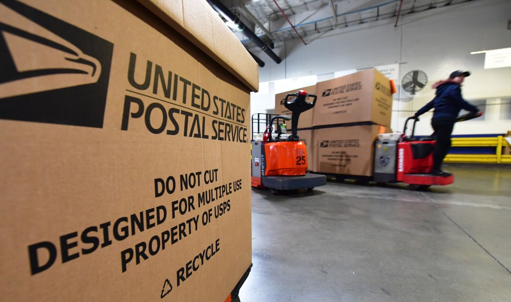 Cajas de correo en un camión de entrega dentro de uno de los centros de procesamiento y distribución de paquetes de servicios postales más grandes de EE.UU. en Los Ángeles. Crédito: FREDERIC J. BROWN / AFP a través de Getty Images