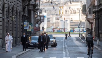 El papa camina por Roma y pide por el fin de la pandemia