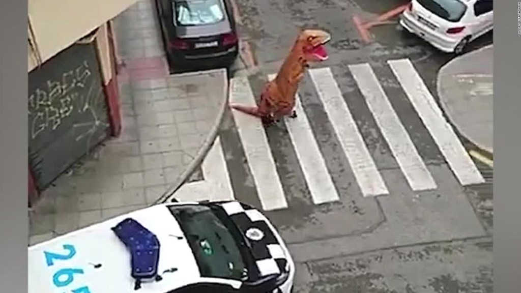 Detienen a persona disfrazada de dinosaurio