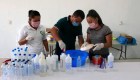 Mujeres producen gel antibacterial para combatir el covid-19