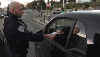 Policía francesa amenaza con detener controles de aislamiento si no reciben mascarillas