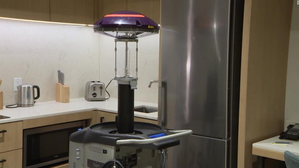 Robots que eliminan virus llegan para desinfectar hoteles