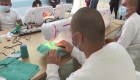 Jóvenes reclusos fabrican miles de mascarillas en Guatemala