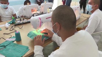 Jóvenes reclusos fabrican miles de mascarillas en Guatemala