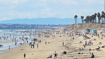 Las multitudes llenaron las playas de California a pesar del orden de refugio