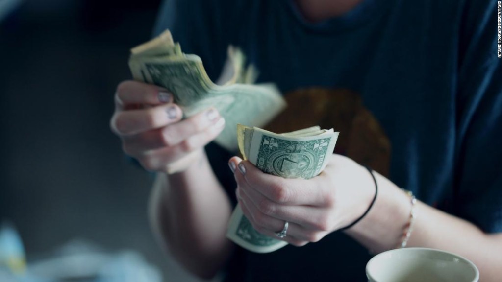 ¿Podría el dinero comprar la felicidad después de todo? Un nuevo estudio piensa que sí
