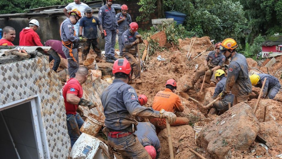 Rescuers search for victims at the Morro do Macaco Molhado favela in Guaruja, 95 km from Sao Paulo, on March 3, 2020 after torrential rains killed at least 15 people in Brazil. - At least 15 people have been killed in torrential rain that hit the Brazilian states of Sao Paulo and Rio de Janeiro, triggering flash floods and destroying houses, authorities said Tuesday. Violent storms in recent days have dumped a month's worth of rain on some areas in a matter of hours, devastating poor neighbourhoods on the southern coast of Sao Paulo state and on the outskirts of Rio de Janeiro, the country's second-biggest city. (Photo by GUILHERME DIONIZIO / AFP) (Photo by GUILHERME DIONIZIO/AFP via Getty Images)