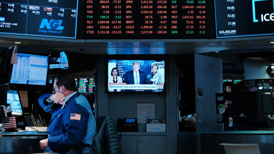 El índice Dow tuvo su caída más grande en puntos en la historia por crisis del COVID-19