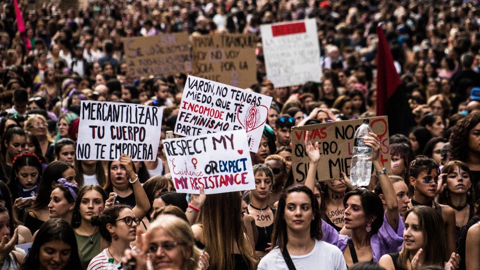 Bajo la consigna de "más feminismo, mejor democracia", la principal avenida de la capital uruguaya estuvo abarrotada durante el domingo, en reclamo de igualdad y del fin de los feminicidios