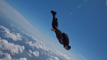 Un salto en paracaídas con vientos de más de 400 km por hora