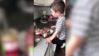 Niño en cuarentena canta "All By Myself" mientras cocina