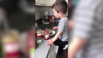 Niño en cuarentena canta "All By Myself" mientras cocina