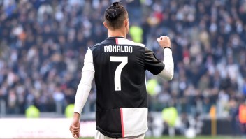 Cristiano Ronaldo enseña a su hijo su famoso grito de gol