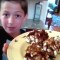 Un niño de 12 años te ayuda a cocinar durante la cuarentena