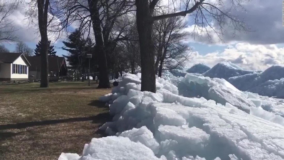 Olas de hielo se acumulan frente a hogares en Minnesota