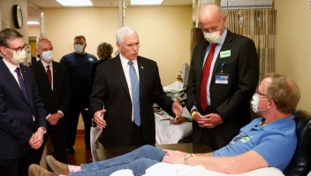 Mike Pence visita un hospital sin mascarilla
