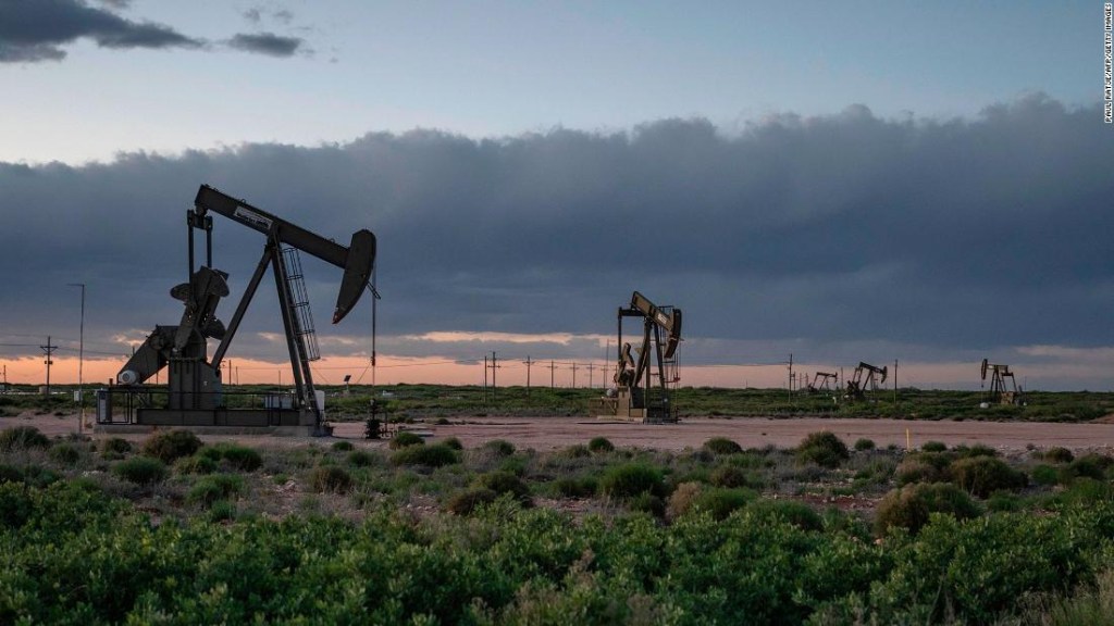 El petróleo de EE. UU. cae por debajo de US$ 11 por barril debido a que las preocupaciones por el suministro siguen agitando los mercados