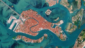 Las imágenes de Venecia desde el espacio muestran cómo el coronavirus ha cambiado los canales icónicos de la ciudad