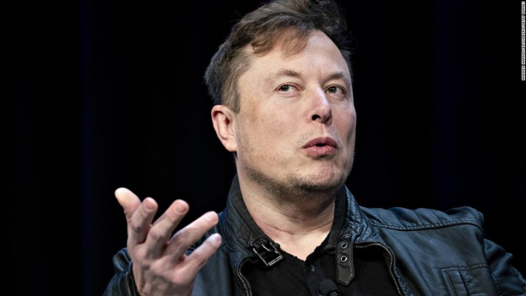 Elon Musk critica las órdenes de quedarse en casa del coronavirus, calificándolas de "fascistas"
