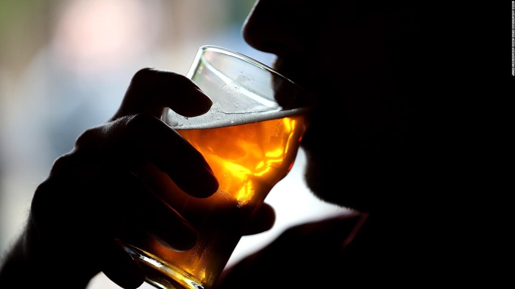 Tracit: Bebidas alcohólicas deben ser un bien esencial