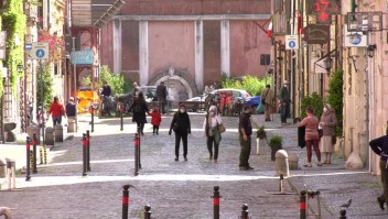 Italianos vuelven a las calles tras semanas en cuarentena