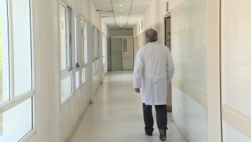 Los sueldos de los médicos argentinos están en juego