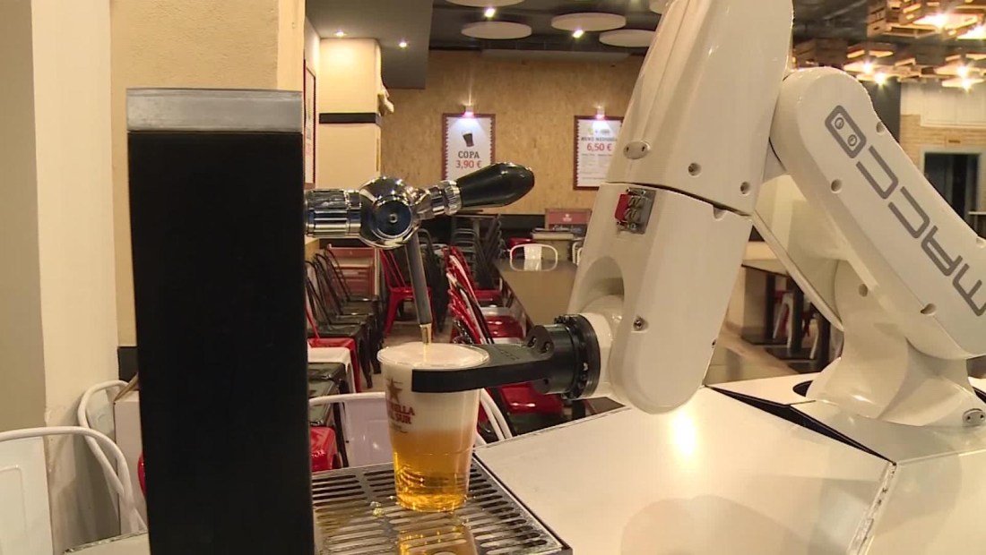Un robot anticoronavirus sirve cervezas en España